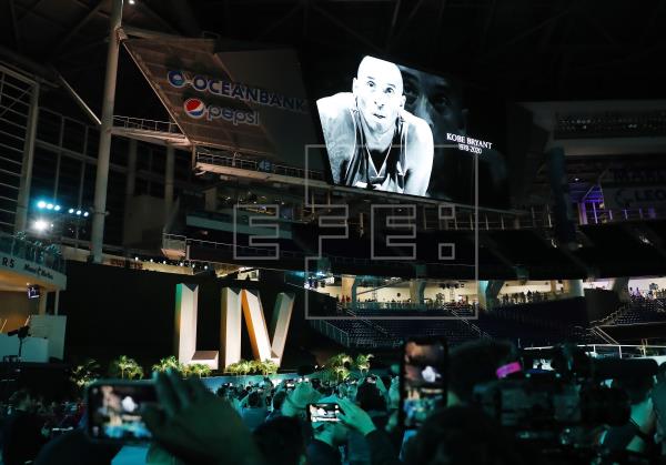 Kobe Bryant recibe el homenaje de la NFL en la «Opening Night» Super Bowl LIV
