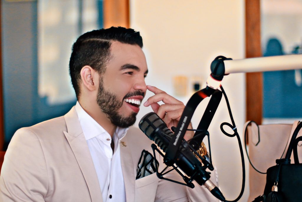 Miguel Estévez se destaca en radio y televisión