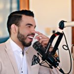 Miguel Estévez se destaca en radio y televisión