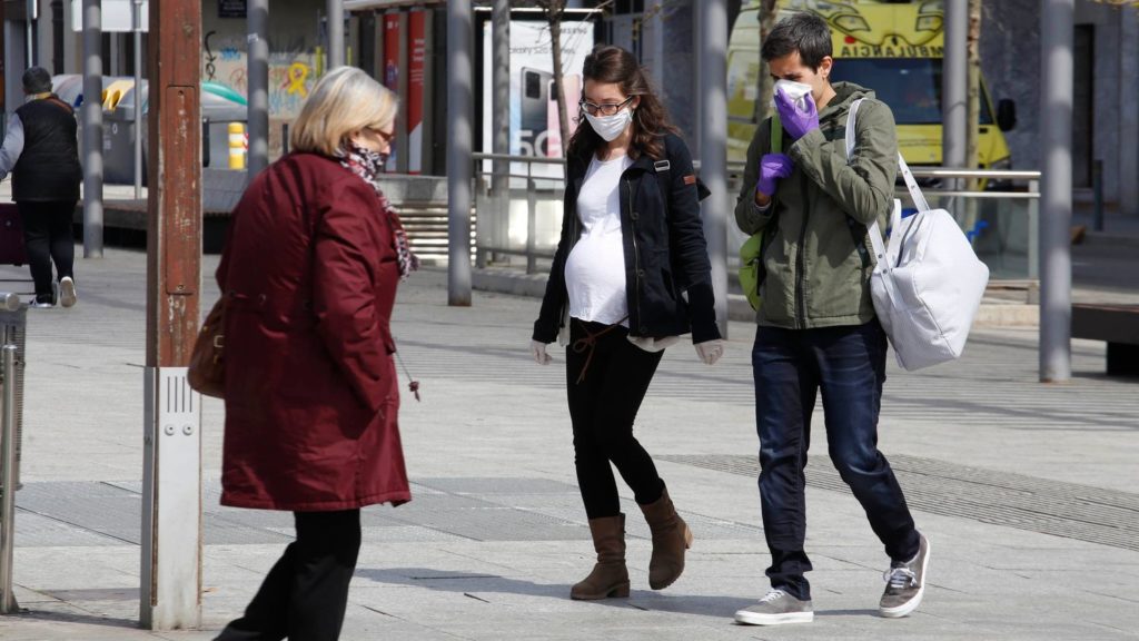 En España: Radiografía por edades del coronavirus en España: el 95% de los muertos tiene más de 60 años