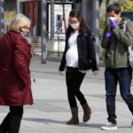 En España: Radiografía por edades del coronavirus en España: el 95% de los muertos tiene más de 60 años