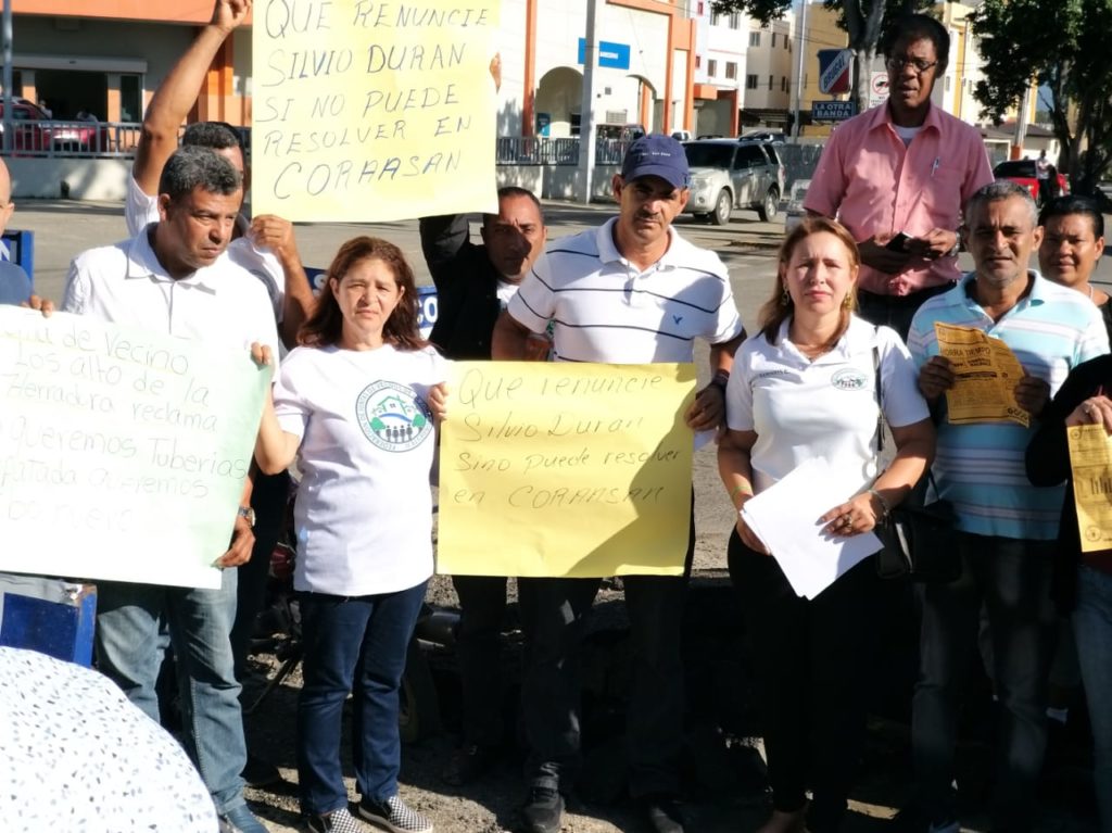 Federación de Juntas de Vecinos de la Zona Suroeste II de Santiago, demandan intervención urgente del gobierno Central para solucionar el problema con las tuberías de CORAASAN de la zona.