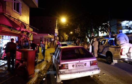 Agentes detienen 1,714 personas que no acataron primer día de toque de queda