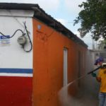 Autoridades de Hato del Yaque realizan operativo de fumigación en el distrito.