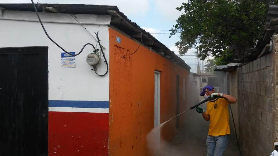 Autoridades de Hato del Yaque realizan operativo de fumigación en el distrito.