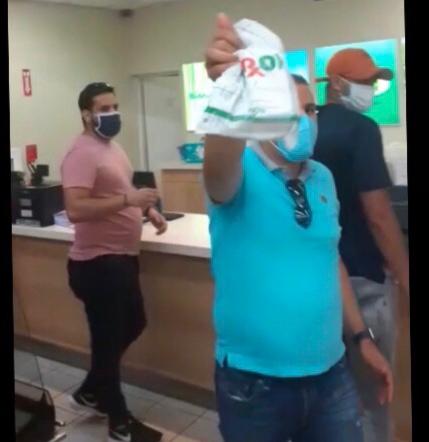 Dos hombres agreden a periodista, Mirian Cruz y a un seguridad del supermercado nacional.