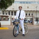 Mario Sosa, regidor más votado, se transportó a la juramentación en bicicleta