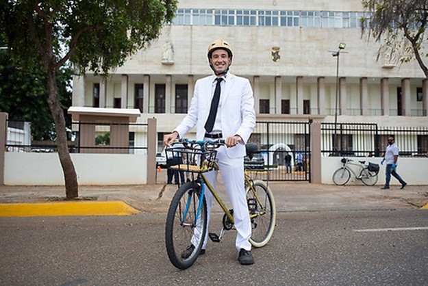 Mario Sosa, regidor más votado, se transportó a la juramentación en bicicleta