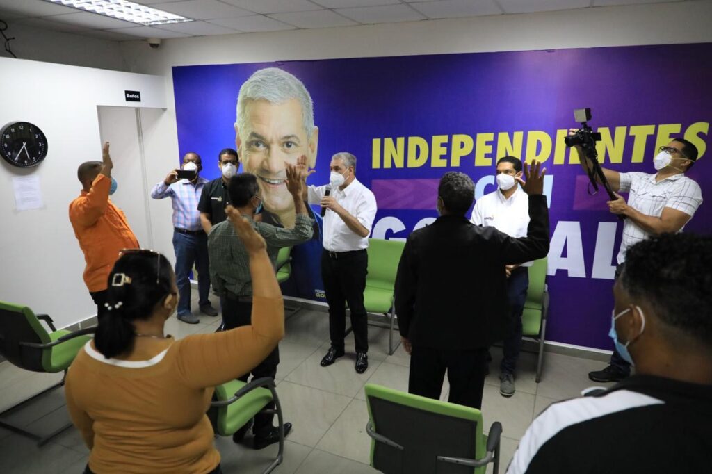 GONZALO CASTILLO JURAMENTA A 16 EXCANDIDATOS A ALCALDES Y REGIDORES DEL PRSC Y LA FUERZA DEL PUEBLO QUE PASAN A APOYAR SU CANDIDATURA