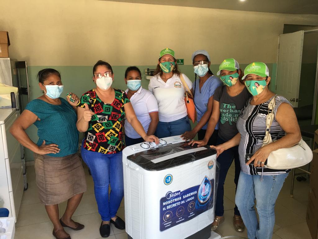 Llaniris Espinal Candidata a diputada por Alianza país entrega lavadora al CPN la Herradura y promete trabajar por un mejor sistema de salud.