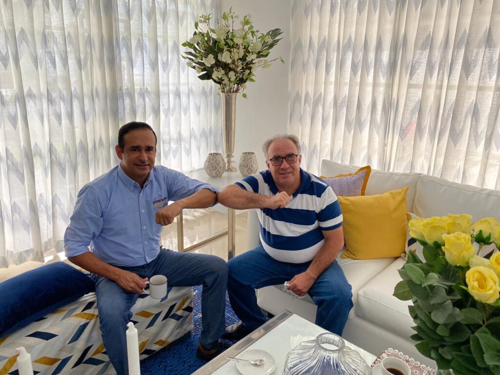 Diputado Víctor Suárez recibe visita ex candidato a regidor Felipe Almonte.