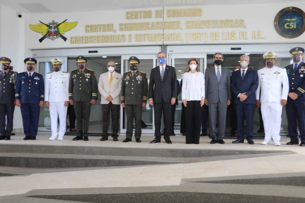 Luis Abinader visita C5I en el ministerio de Defensa