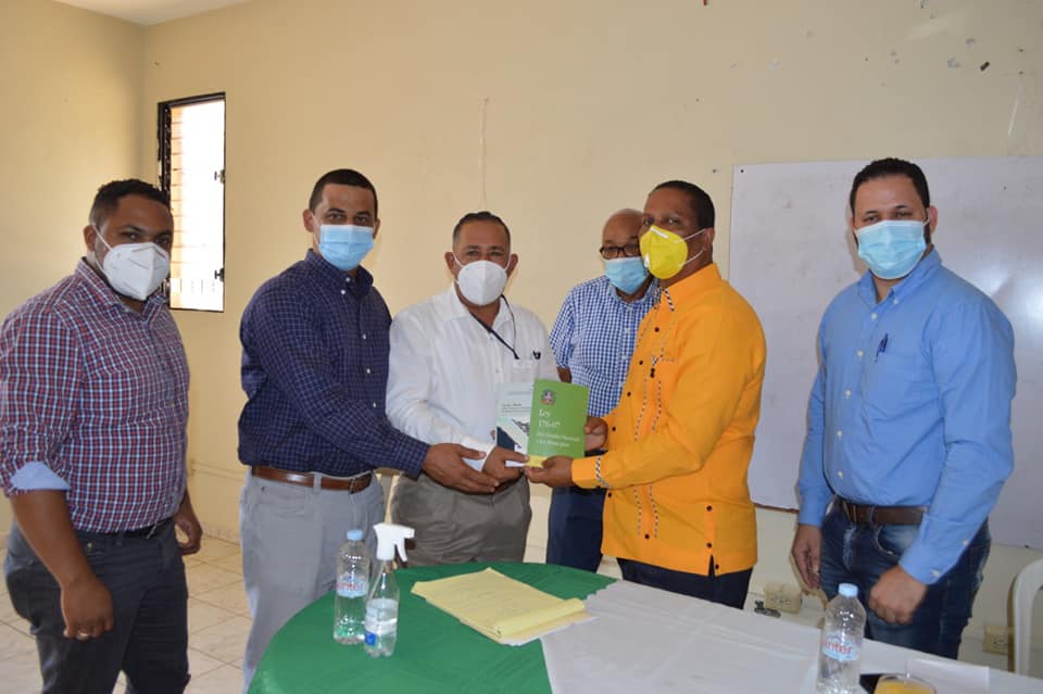 Fermín Noesí y su equipo técnico en la Junta Distrital de Hato del Yaque comparten experiencias con otros distritos.