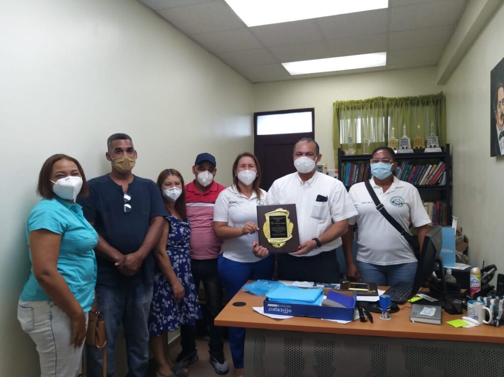 Comunitarios reconocen al Dr. Ramón Santana, director del Hospital de Bella Vista