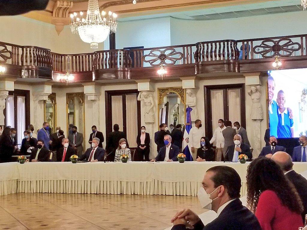 Abinader anuncia un amplio plan de medidas para favorecer la recuperación del turismo