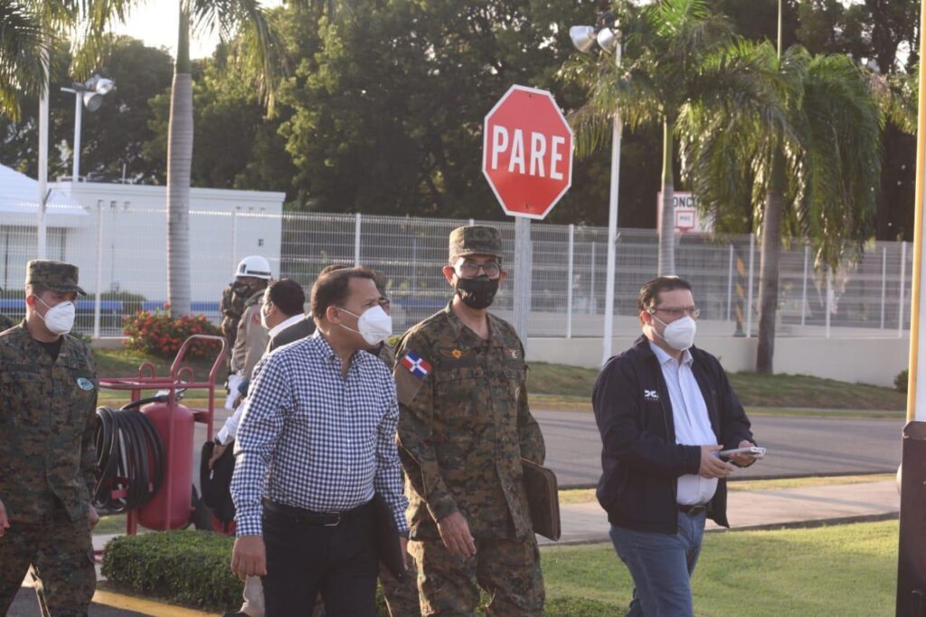 Ministro de Defensa y otras autoridades recorren zona fronteriza para supervisar
controles de ilícitos y entrada de ilegales.