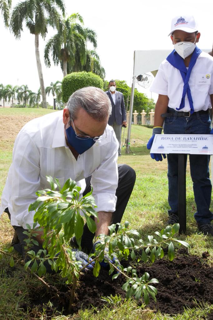 Presidente Luis Abinader encabeza acto primer día del Mes de la Reforestación, Llama a trabajar por un país verde