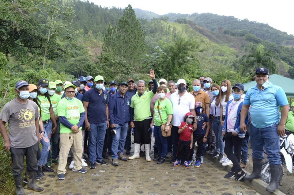 Óptica Almanzar y Mundo Verde realizan jornada de siembra en Bonao