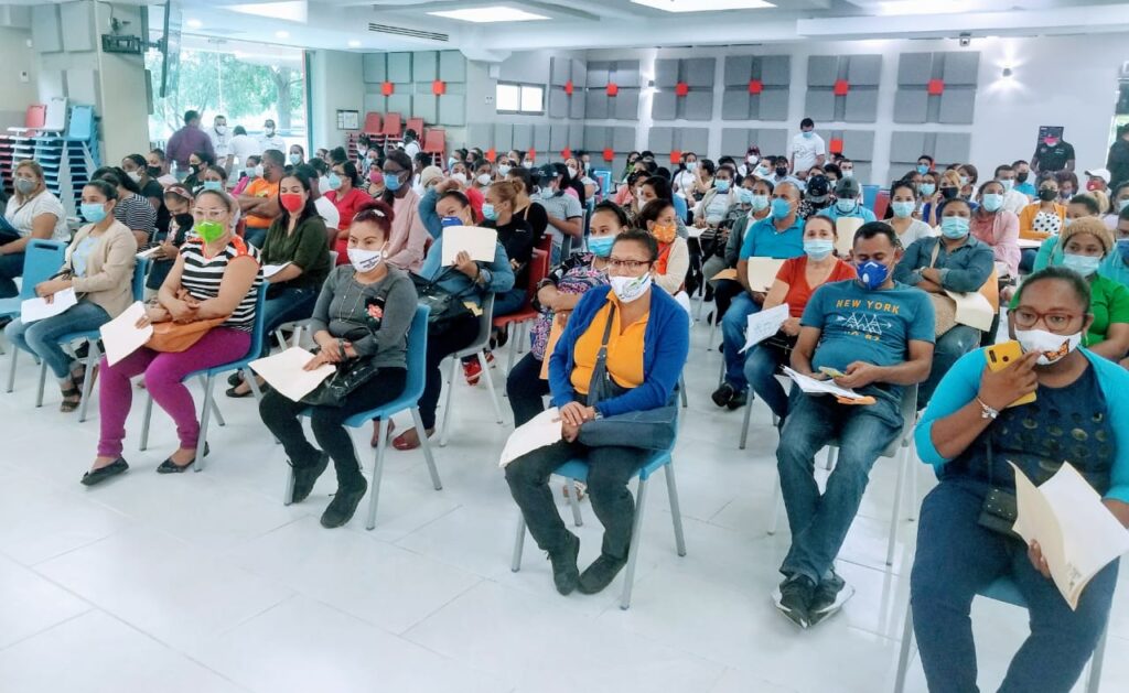 Minerd inicia entrega dispositivos electrónicos a padres de estudiantes centros educativos distritos 08-03, 08-08 y 08-09 en provincia Santiago.
