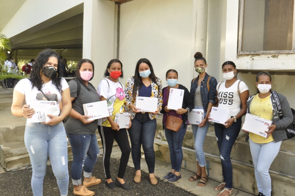 MINERD ENTREGA DISPOSITIVOS ELECTRÓNICOS A PADRES DE ESTUDIANTES DE LA SIERRA
