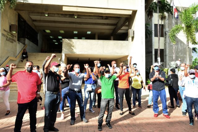 Ministro Ito Bisonó no entrega Salario 13 a empleados cancelados del MICM