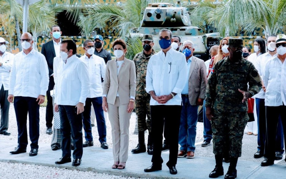 Presidente Abinader reitera su interés en mejorar condición de vida de los militares