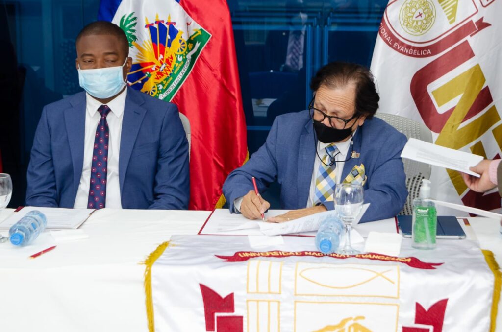 UNEV y Consulado de Haití firman acuerdo para formación de profesionales haitianos en RD