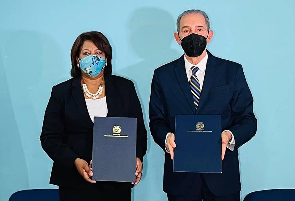 MESCYT y CDP firman acuerdo que facilitará becas a periodistas