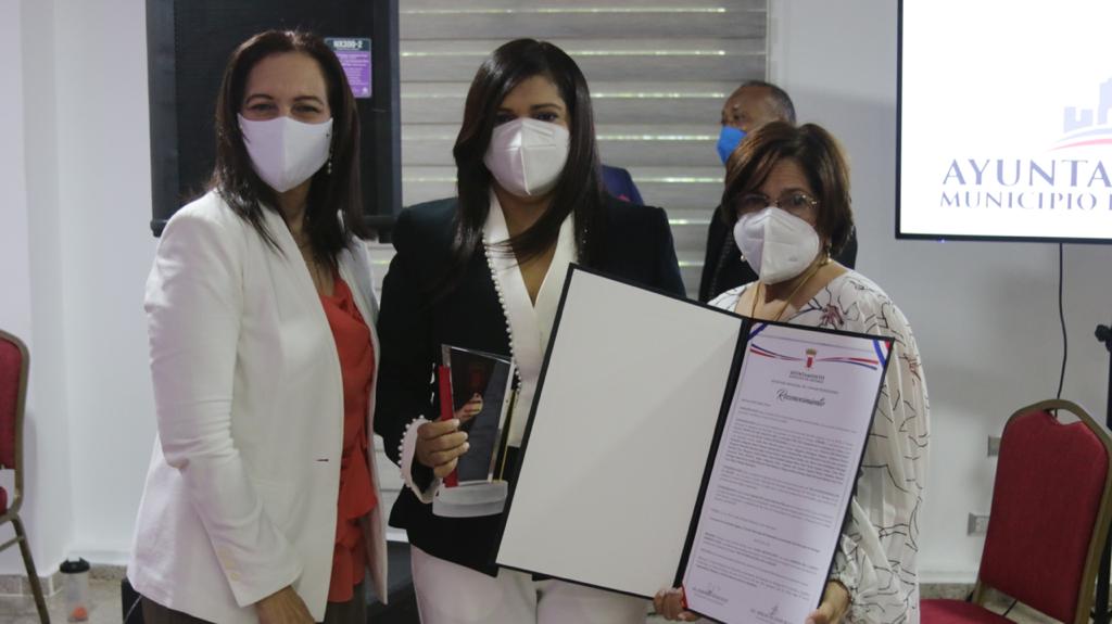 Regidores de Santiago reconocen a «Damas Distinguidas»,