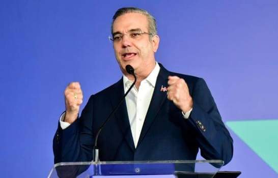Presidente afirma periodistas podrán ser incluidos en planes de viviendas y seguro Premium