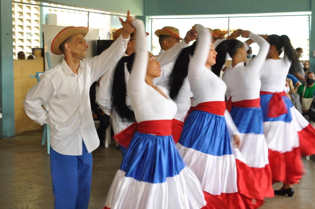 Abren exposición de artesanías y artes visuales «Manos  creativas» en CCR Rafey