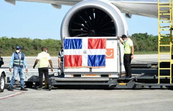 Llega al país 500 mil vacunas contra el covid-19 desde china