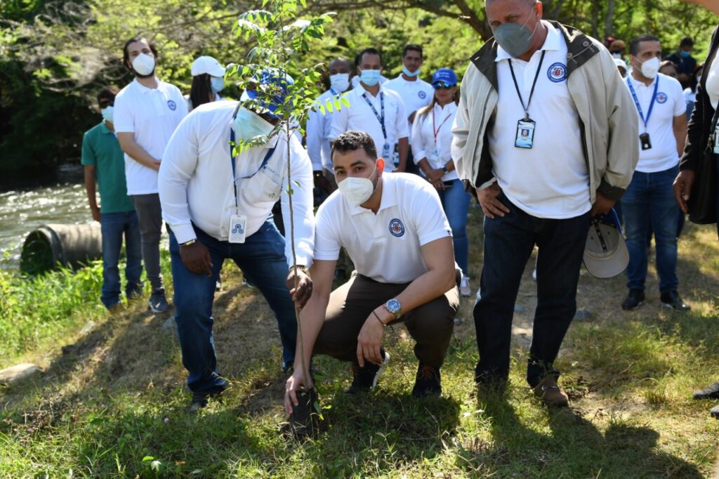 CORAASAN foresta por el Día Mundial del Árbol