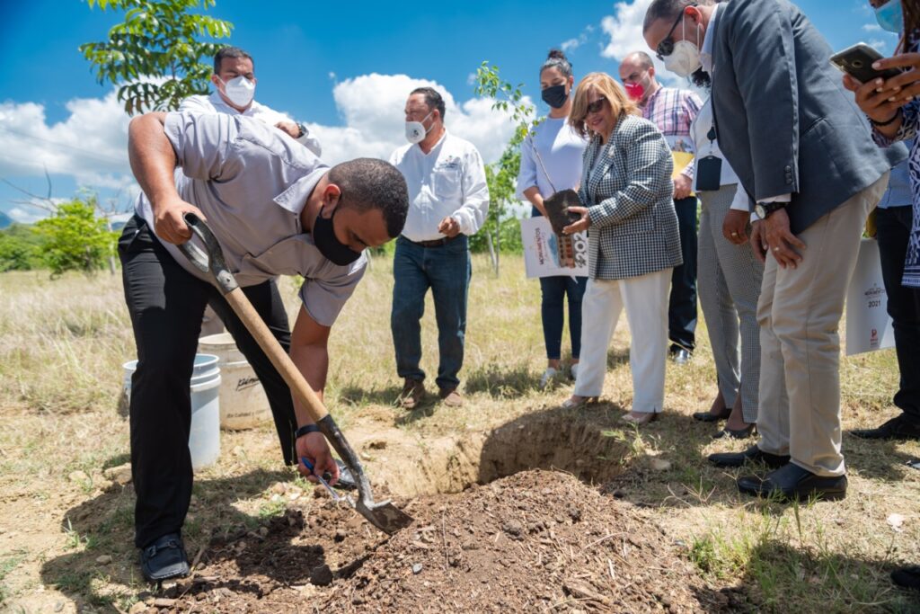 Realizan jornada «Siembra un árbol y Salvas el Planeta» por el Día Nacional del Árbol en Santiago