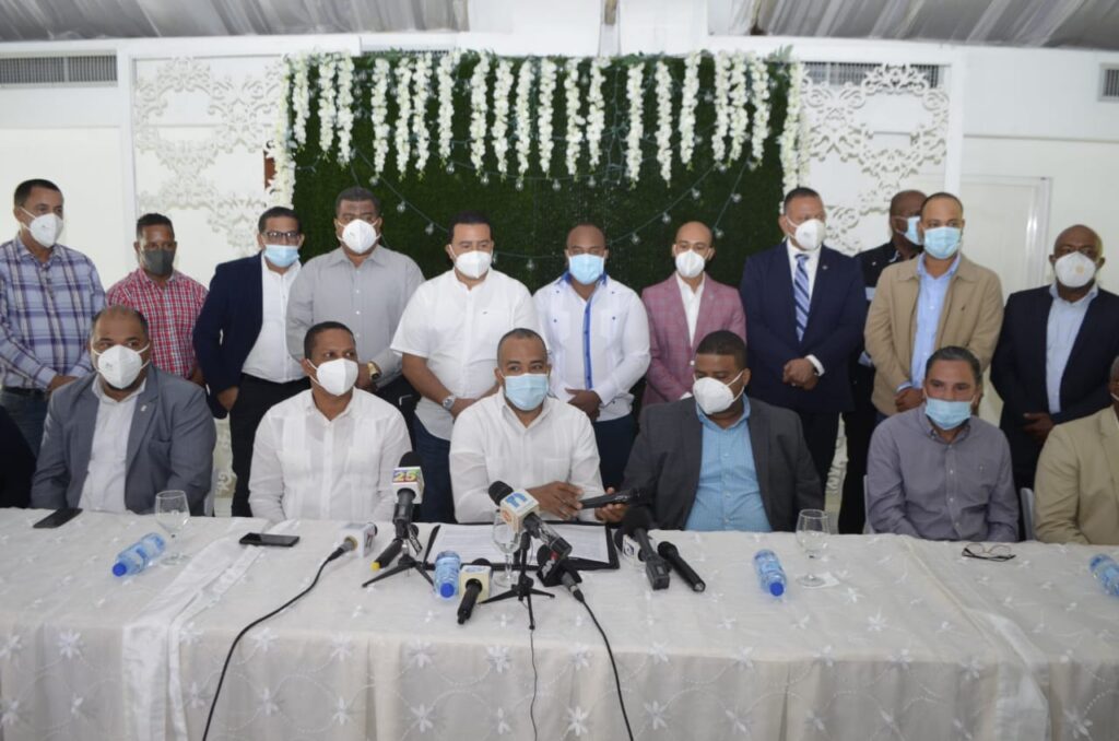 Directores Municipales del  Cibao solicitan solución de problama  que deja sin seguro médico a 150 mil empleados y sus familias.
