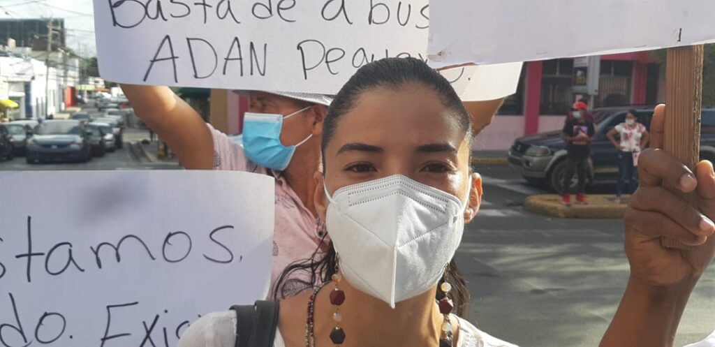 Ex empleados del INPOSDOM en Santiago exigen sus prestaciones laborales.