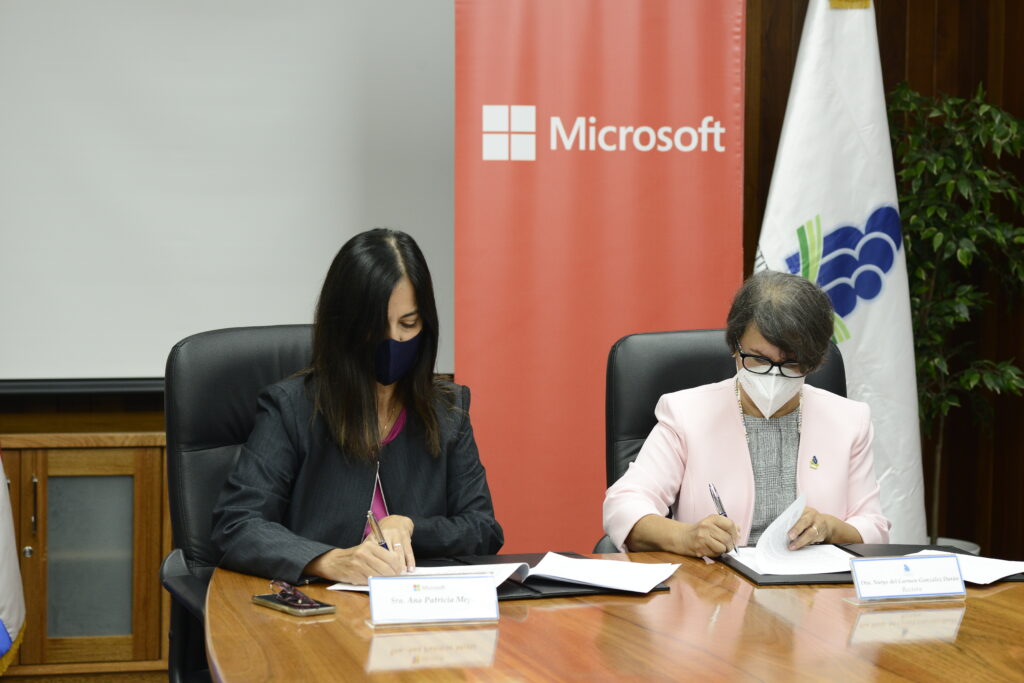 ISFODOSU y Microsoft firman acuerdo de colaboración para la capacitación de docentes en TICs para la educación