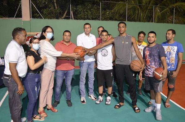 Lisandro de la Cruz entrega remozada Cancha y Club Deportivo en Canca La Hoya