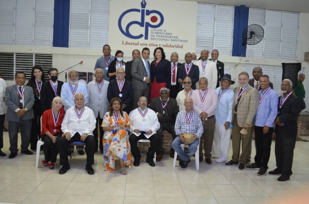 Reconocen trayectoria de Periodistas con Medalla al Mérito