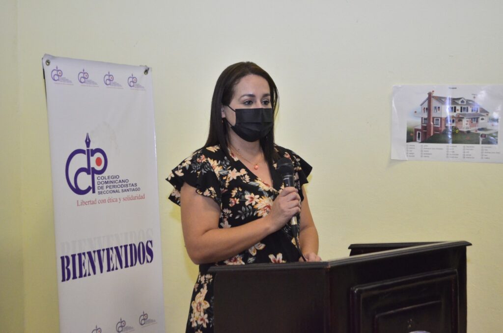Periodista Costarricense, Carol Ramírez Chinchilla Presenta Estudio «Tratamiento de la Prensa a las Personas Privadas de Libertad» en el CDP Santiago.
