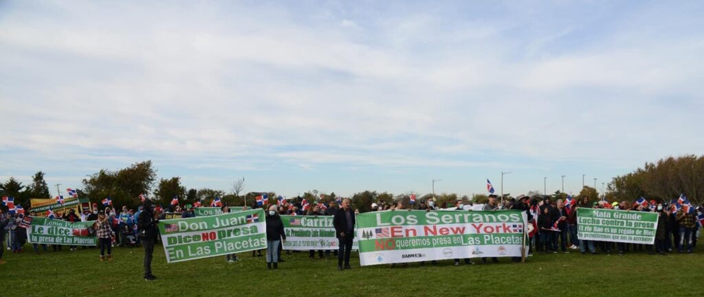 Serranos desafían el frío y marchan en New York contra la presa de Las Placetas.