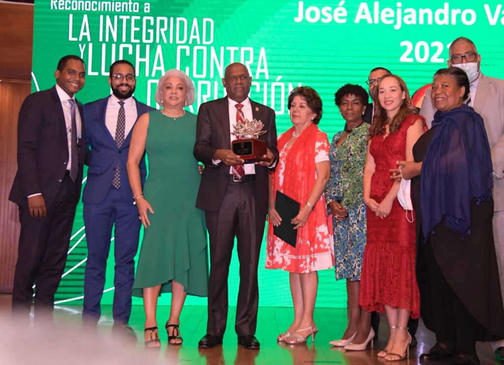 Reconocen al Juez Alejandro Vargas, éste pide designar con el nombre de Milton Ray Guevara, la nueva edificación del Tribunal Constitucional.