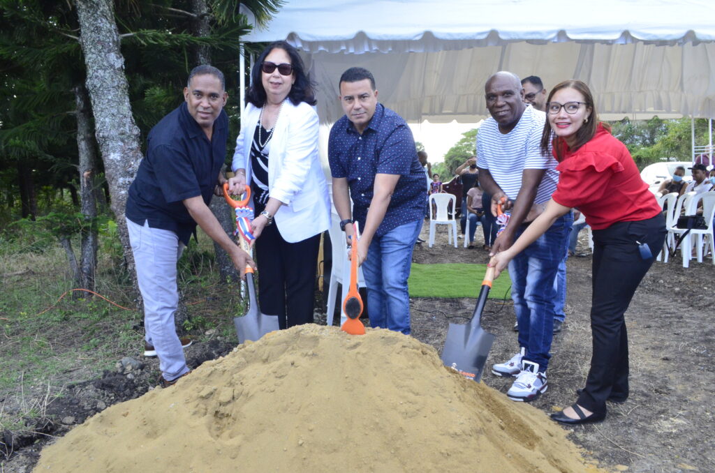 Director Junta Distrital Canca la Piedra, Lisandro de la Cruz da el primer picazo la construcción de un moderno Cementerio
