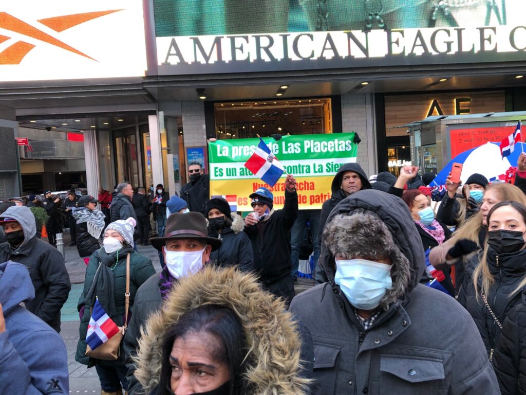 Serranos hacen piquete en NY contra la presa de Las Placetas.