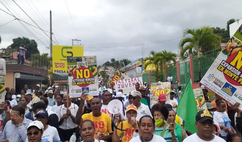 Multitudinaria marchan en contra de la presa de cola y expansión de Barrick Gold en Yamasá y Monte Plata
