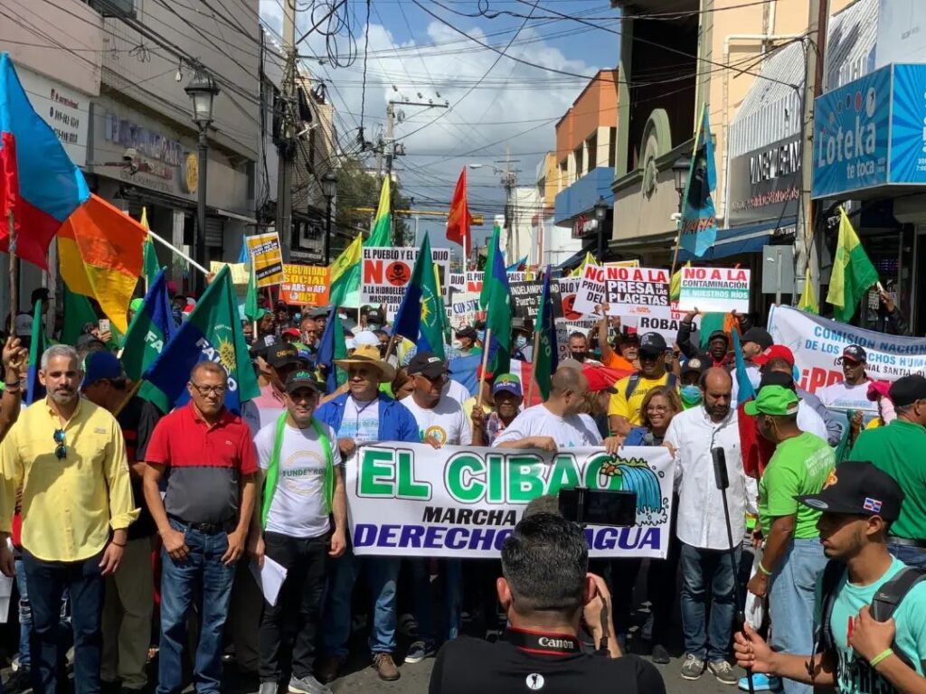Marchan en Santiago en contra de las presas y por el derecho agua.