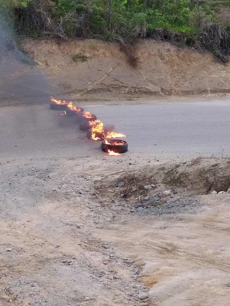 Transporte y negocios de La Sierra paralizan labores en Contra de la presa hidroeléctrica Las Placetas.
