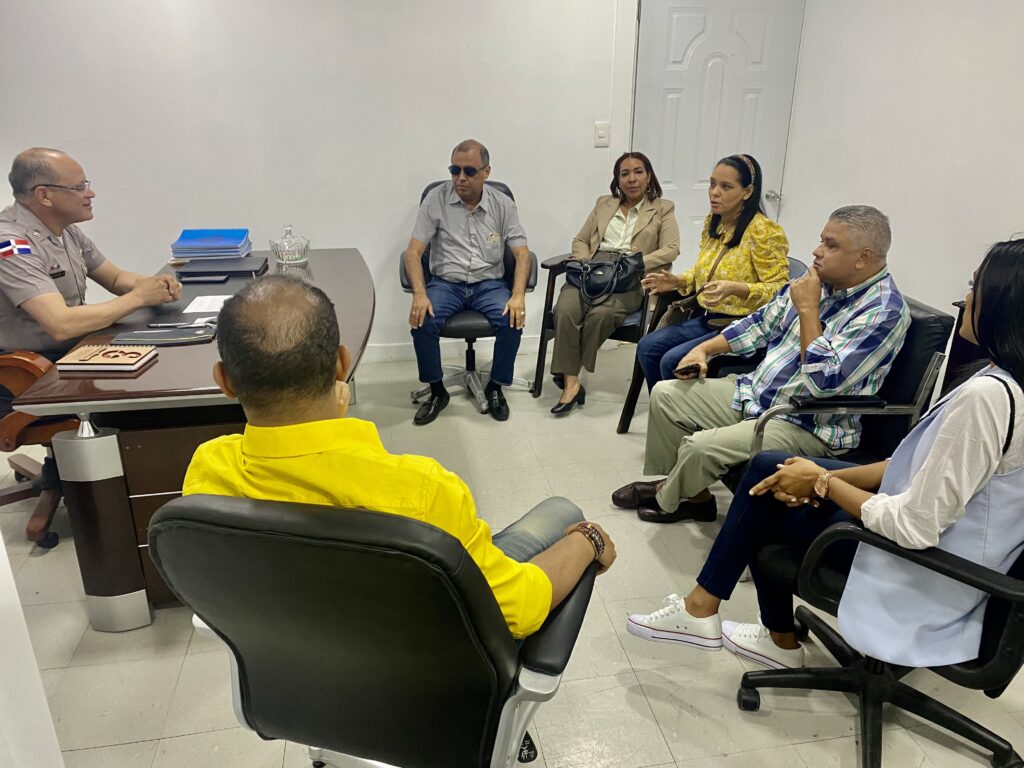 SNTP visita al director de la PN en Santiago para impasse con reporteros gráficos