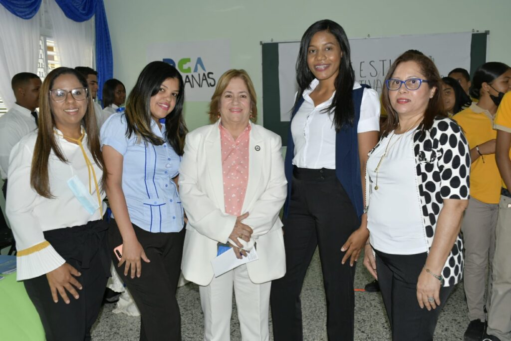 Estudiantes Politécnico Elsa Brito organizan Expo Feria Emprendimiento e Innovación
