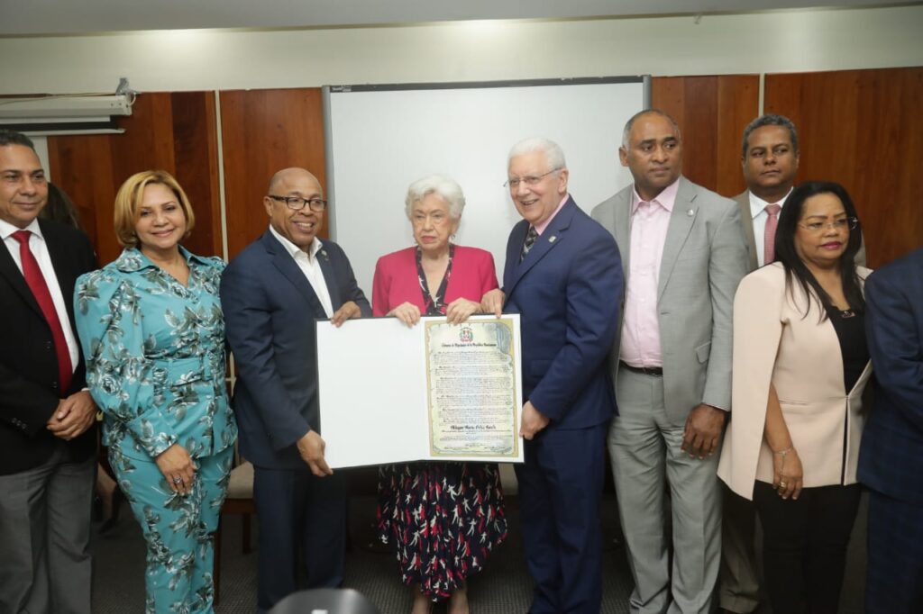 Cámara de Diputados reconoce a Milagros Ortiz Bosch por su trayectoria y destacada labor en la administración pública
